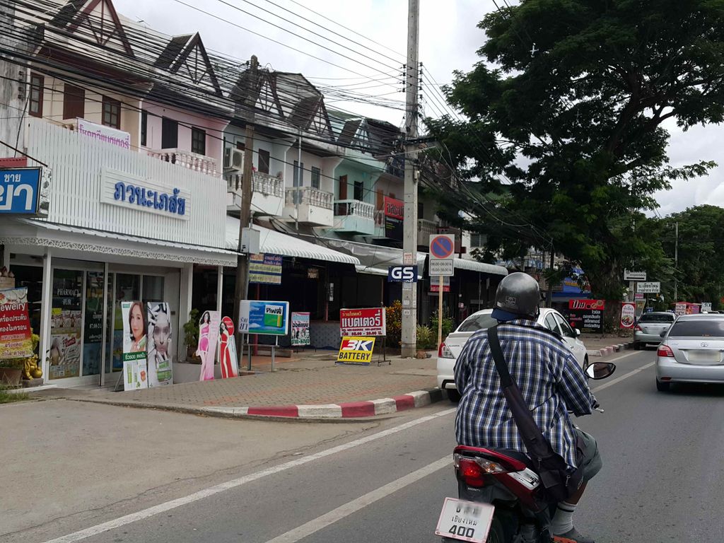 ภาพถนนตรงที่ หจก.เอก มอเตอร์ ตั้งอยู่ ถ่ายโดย jrcarlsen พ.ศ. 2558 (2015) · A street-level view of where หจก.เอก มอเตอร์ · .ek Motor Partnership stands, by jrcarlsen in 2558 (2015)