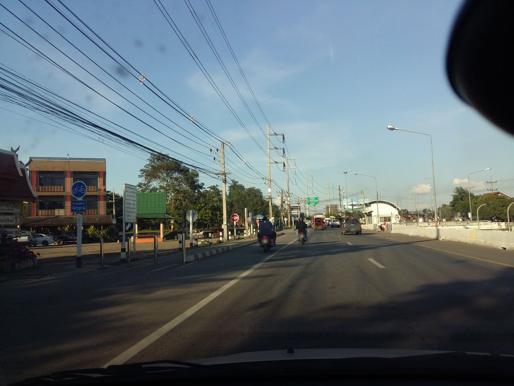 ภาพถนนตรงที่ บ่าฟาย ตั้งอยู่ ถ่ายโดย noochjaree พ.ศ. 2561 (2018) · A street-level view of where บ่าฟาย · Bafai stands, by noochjaree in 2561 (2018)