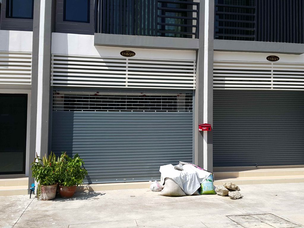 ภาพถนนตรงที่ เฟรชชี่อายออฟติค ตั้งอยู่ ถ่ายโดย jrcarlsen พ.ศ. 2558 (2015) · A street-level view of where เฟรชชี่อายออฟติค · Fresh Chi Ai Optik stands, by jrcarlsen in 2558 (2015)