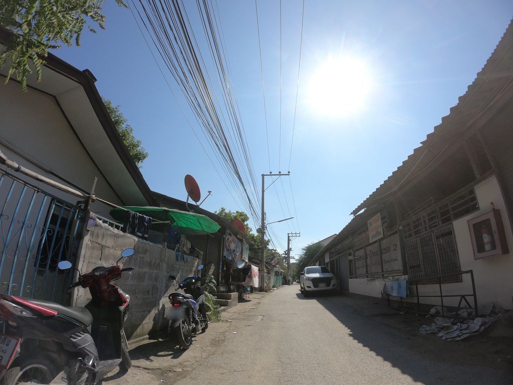 ภาพถนนตรงที่ บ้านกับแกล้ม by Thirawis ตั้งอยู่ ถ่ายโดย chanuwath_grab พ.ศ. 2562 (2019) · A street-level view of where บ้านกับแกล้ม by Thirawis stands, by chanuwath_grab in 2562 (2019)
