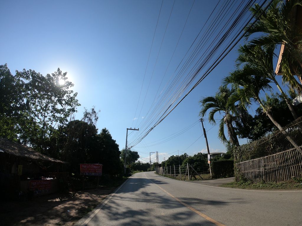 ภาพถนนตรงที่ ใจใหญ่ คาเฟ่ ตั้งอยู่ ถ่ายโดย chanuwath_grab พ.ศ. 2562 (2019) · A street-level view of where ใจใหญ่ คาเฟ่ · Chaiyai Café stands, by chanuwath_grab in 2562 (2019)