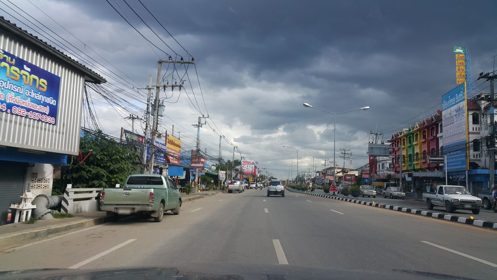 ภาพถนนตรงที่ คลินิกหมอวรพจน์ ตั้งอยู่ ถ่ายโดย jrcarlsen พ.ศ. 2560 (2017) · A street-level view of where คลินิกหมอวรพจน์ · Mo Won Phot Clinic stands, by jrcarlsen in 2560 (2017)