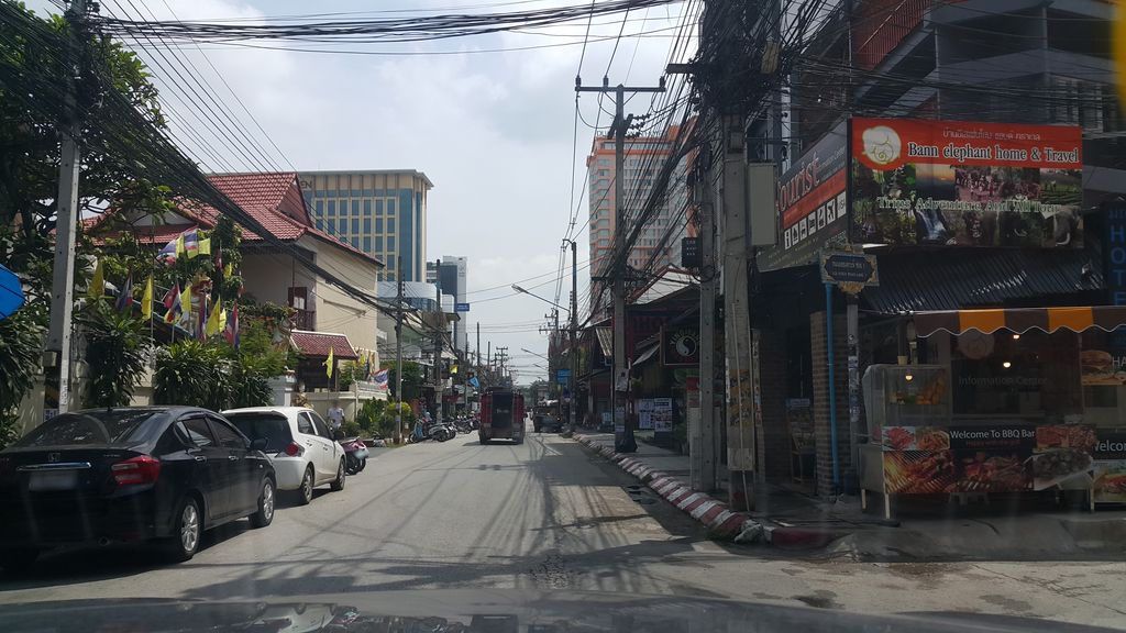 ภาพถนนตรงที่ May I Inn ตั้งอยู่ ถ่ายโดย jrcarlsen พ.ศ. 2560 (2017) · A street-level view of where May I Inn stands, by jrcarlsen in 2560 (2017)