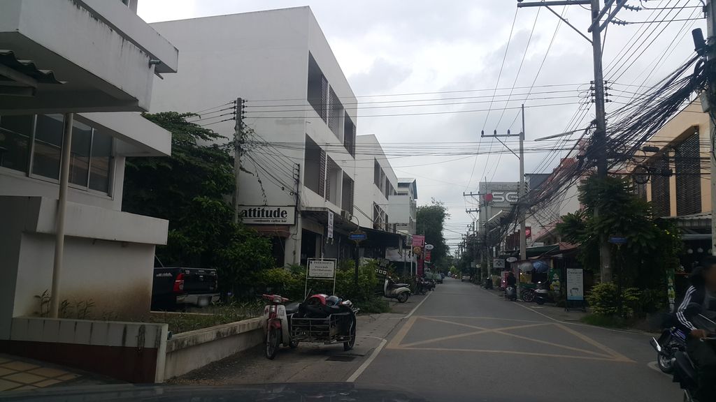 ภาพถนนตรงที่ ห้างหุ้นส่วนจำกัด พงษ์วิศว์ ตั้งอยู่ ถ่ายโดย jrcarlsen พ.ศ. 2560 (2017) · A street-level view of where ห้างหุ้นส่วนจำกัด พงษ์วิศว์ · Phongwit Partnership stands, by jrcarlsen in 2560 (2017)