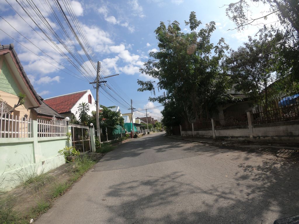 ภาพถนนตรงที่ Eat-กินเล่น ตั้งอยู่ ถ่ายโดย chanuwath_grab พ.ศ. 2562 (2019) · A street-level view of where Eat-กินเล่น stands, by chanuwath_grab in 2562 (2019)