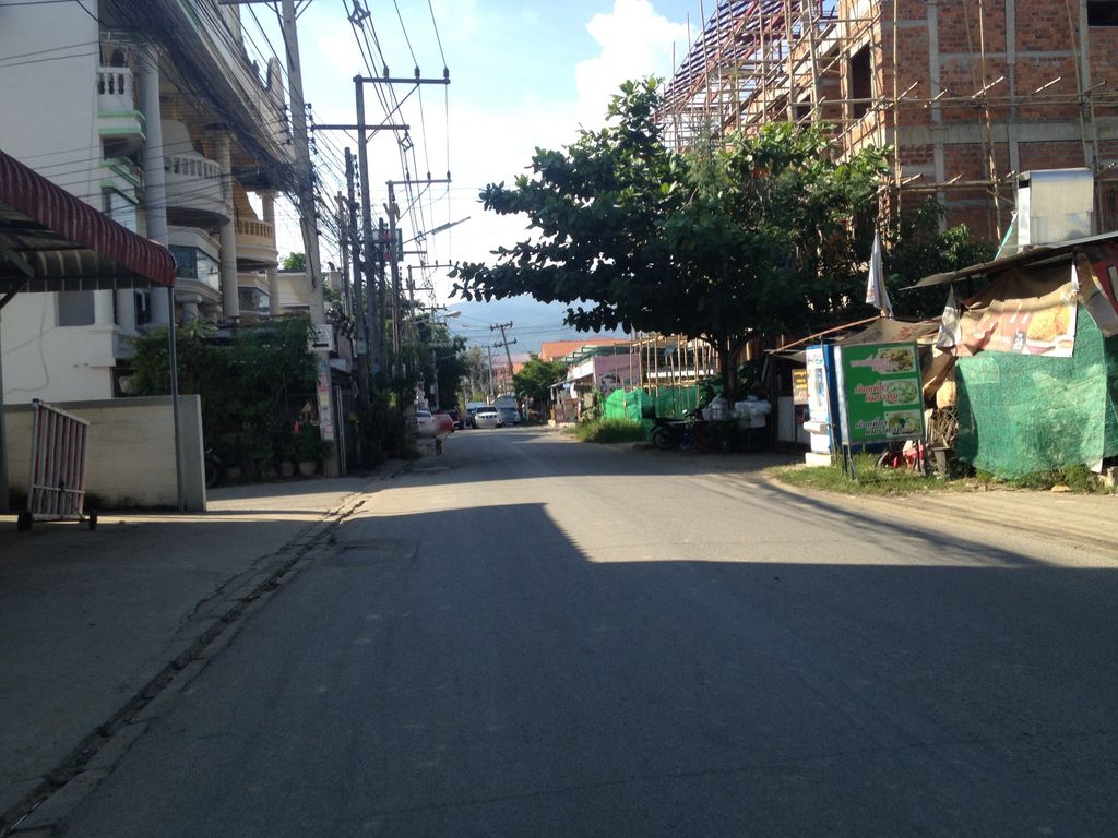 ภาพถนนตรงที่ Nina Barber ตั้งอยู่ ถ่ายโดย jimwatana พ.ศ. 2558 (2015) · A street-level view of where Nina Barber stands, by jimwatana in 2558 (2015)