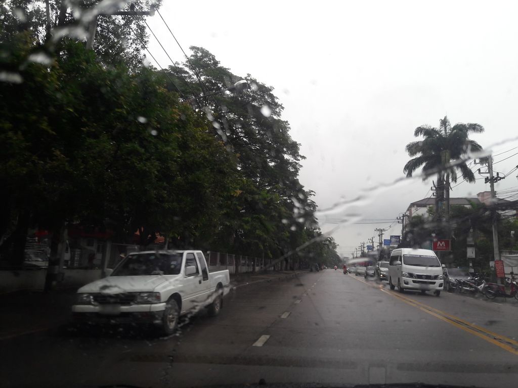 ภาพถนนตรงที่ Nana Fries ตั้งอยู่ ถ่ายโดย superbate พ.ศ. 2561 (2018) · A street-level view of where Nana Fries stands, by superbate in 2561 (2018)