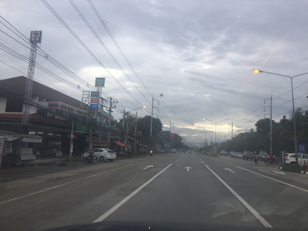 ภาพถนนตรงที่ ร้านนายแจ็คคอหมูอบเลิศรส ตั้งอยู่ ถ่ายโดย wapriz พ.ศ. 2561 (2018) · A street-level view of where ร้านนายแจ็คคอหมูอบเลิศรส · Ran Nai Chaek Kho Mu Op Loesot stands, by wapriz in 2561 (2018)