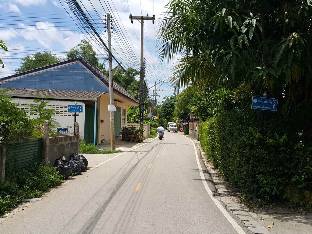 ภาพถนนตรงที่ ครัวครูวิช ตั้งอยู่ ถ่ายโดย jrcarlsen พ.ศ. 2558 (2015) · A street-level view of where ครัวครูวิช · Khruakhruwit stands, by jrcarlsen in 2558 (2015)