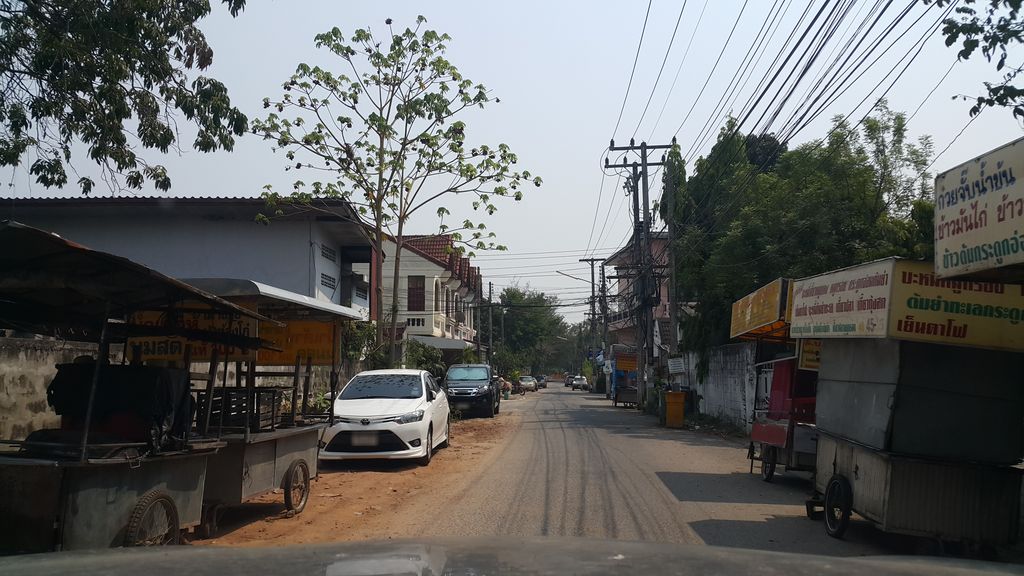 ภาพถนนตรงที่ แก่นชัย ดั้งเดิม ตั้งอยู่ ถ่ายโดย jrcarlsen พ.ศ. 2560 (2017) · A street-level view of where แก่นชัย ดั้งเดิม · Kaenchai Dangdoem stands, by jrcarlsen in 2560 (2017)