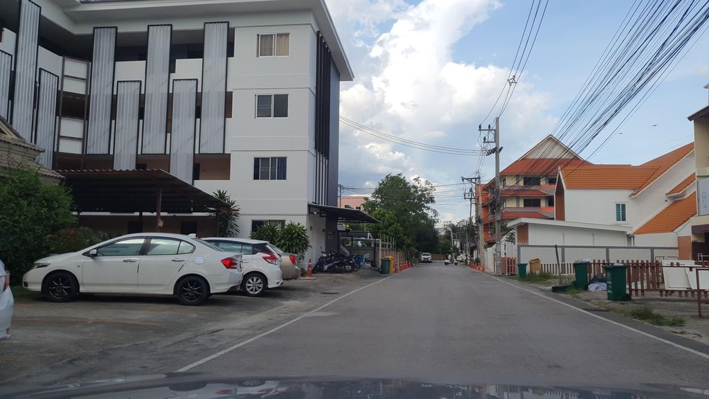 ภาพถนนตรงที่ KOM COFFEE ตั้งอยู่ ถ่ายโดย jrcarlsen พ.ศ. 2565 (2022) · A street-level view of where KOM COFFEE stands, by jrcarlsen in 2565 (2022)