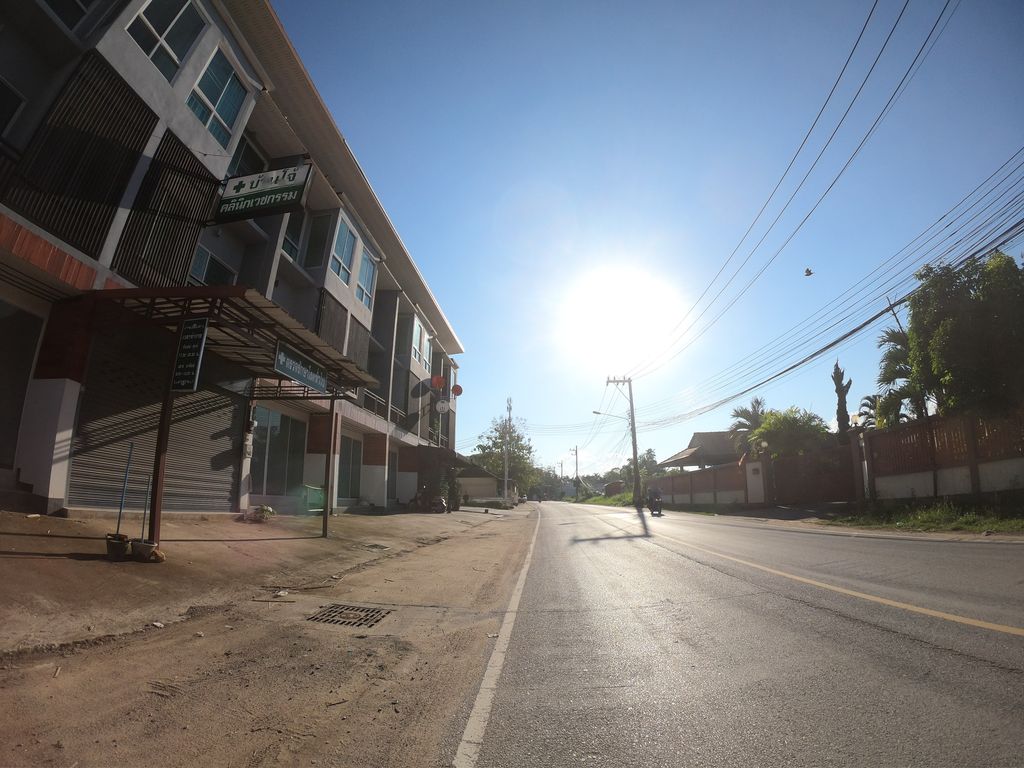 ภาพถนนตรงที่ WE Studio Chiangmai ตั้งอยู่ ถ่ายโดย chanuwath_grab พ.ศ. 2562 (2019) · A street-level view of where WE Studio Chiangmai stands, by chanuwath_grab in 2562 (2019)