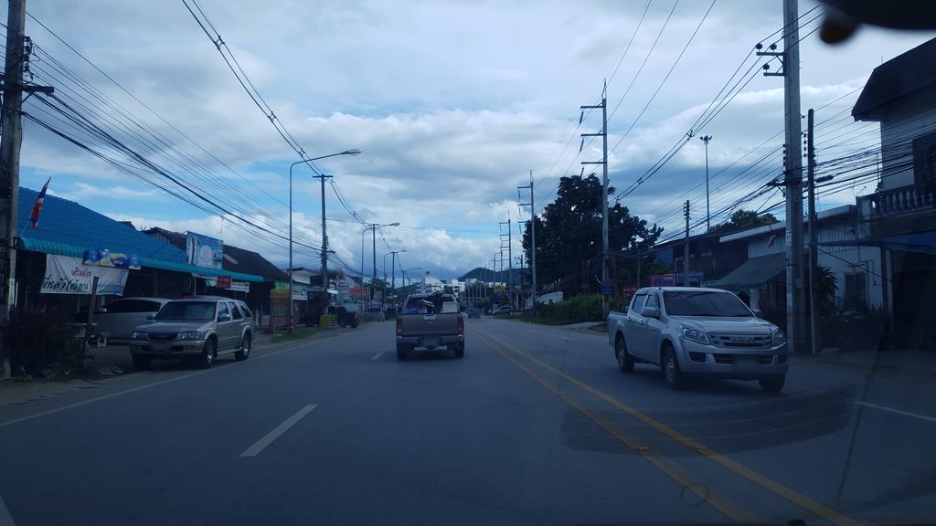 ภาพถนนตรงที่ Must try coffee ตั้งอยู่ ถ่ายโดย silamanee พ.ศ. 2561 (2018) · A street-level view of where Must try coffee stands, by silamanee in 2561 (2018)