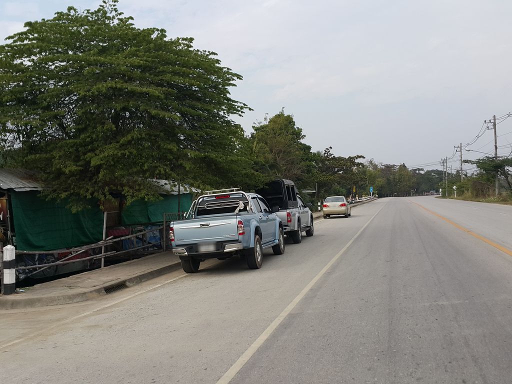 ภาพถนนตรงที่ ลุงบุญก๋วยเตี๋ยวเรือ ตั้งอยู่ ถ่ายโดย jrcarlsen พ.ศ. 2558 (2015) · A street-level view of where ลุงบุญก๋วยเตี๋ยวเรือ · Lungbun Kuai Tiaoruea stands, by jrcarlsen in 2558 (2015)