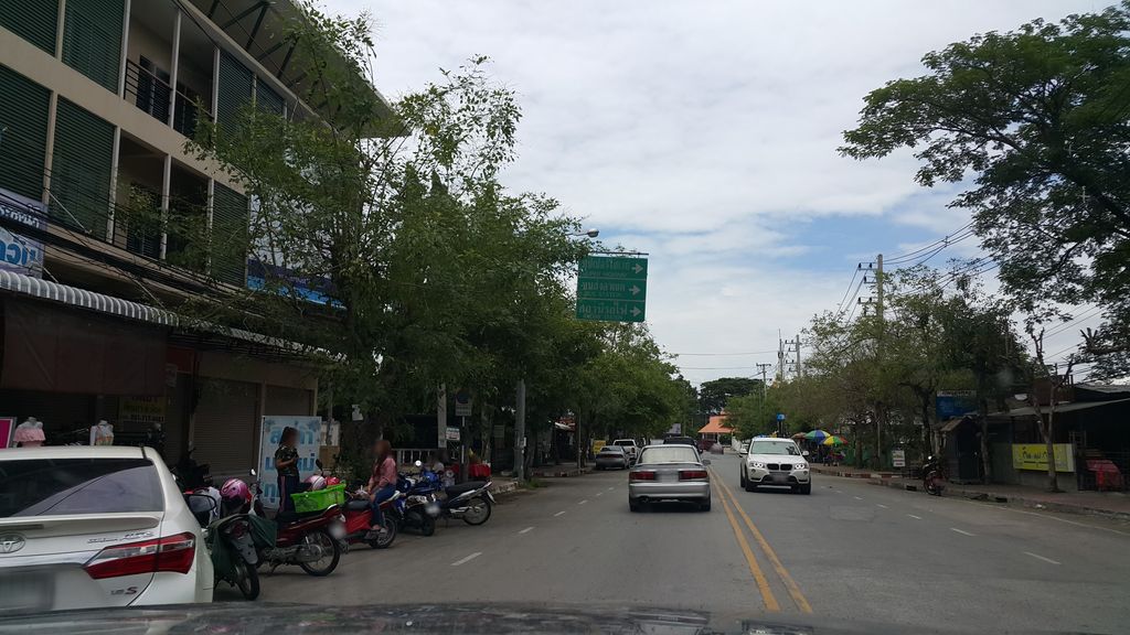 ภาพถนนตรงที่ สถานพยาบาลสัตว์เวียงพิงค์ ตั้งอยู่ ถ่ายโดย jrcarlsen พ.ศ. 2559 (2016) · A street-level view of where สถานพยาบาลสัตว์เวียงพิงค์ · Sathanphayaban Sat Wiang Phing stands, by jrcarlsen in 2559 (2016)