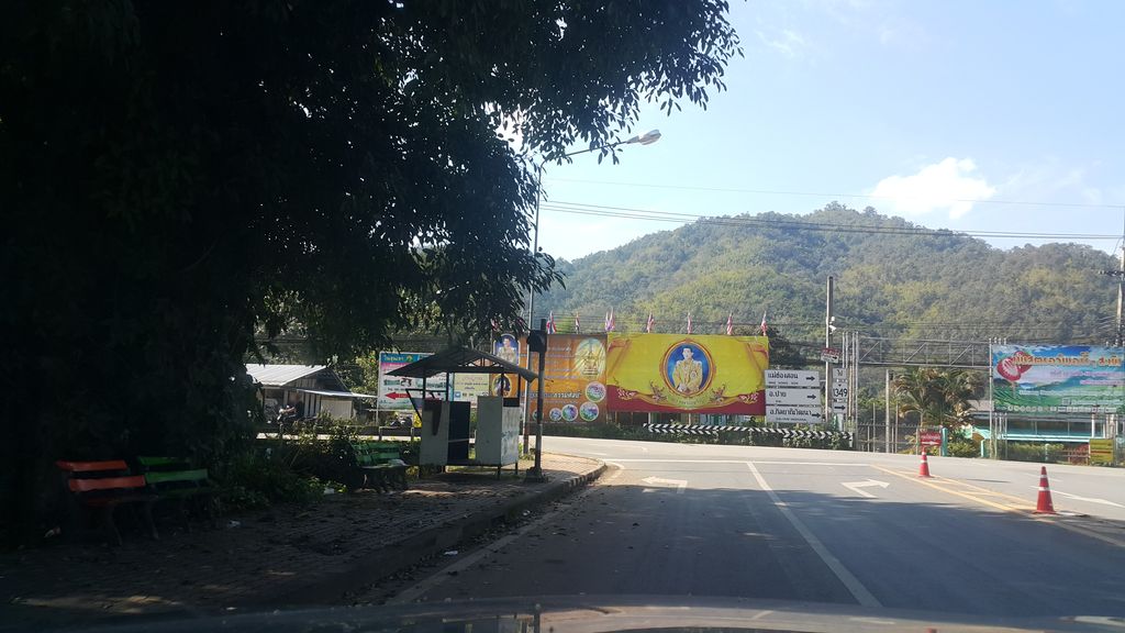 ภาพถนนตรงที่ สำนักงานสาธารณสุขอำเภอสะเมิง ตั้งอยู่ ถ่ายโดย jrcarlsen พ.ศ. 2562 (2019) · A street-level view of where สำนักงานสาธารณสุขอำเภอสะเมิง · Samnakngan Sathannasuk Amphoe Samoeng stands, by jrcarlsen in 2562 (2019)
