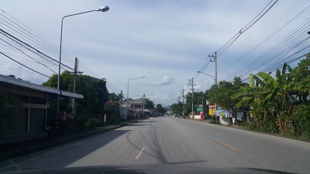 ภาพถนนตรงที่ Papong Vet Clinic ตั้งอยู่ ถ่ายโดย jrcarlsen พ.ศ. 2560 (2017) · A street-level view of where Papong Vet Clinic stands, by jrcarlsen in 2560 (2017)