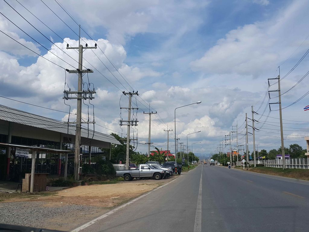 ภาพถนนตรงที่ ประชาชื่น แม่ริม ตั้งอยู่ ถ่ายโดย jrcarlsen พ.ศ. 2558 (2015) · A street-level view of where ประชาชื่น แม่ริม · Pracha Chuen Mae Rim stands, by jrcarlsen in 2558 (2015)