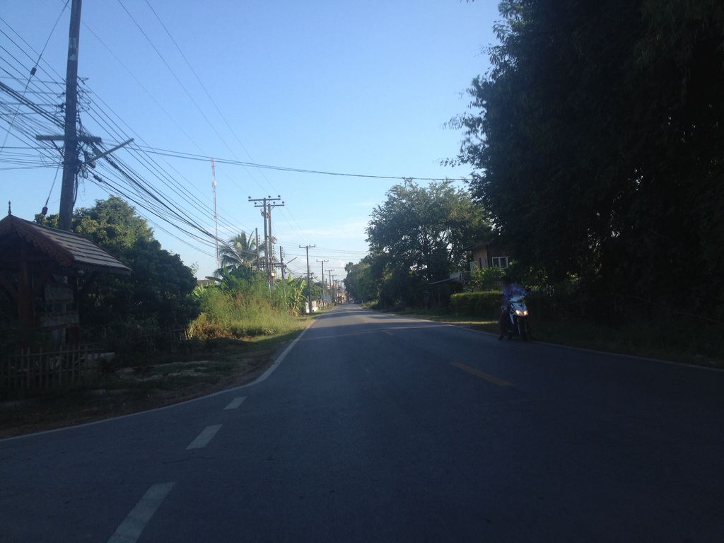 ภาพถนนตรงที่ ร้านยายจ๋า ตั้งอยู่ ถ่ายโดย jimwatana พ.ศ. 2558 (2015) · A street-level view of where ร้านยายจ๋า · Ya Cha Pharmacy stands, by jimwatana in 2558 (2015)
