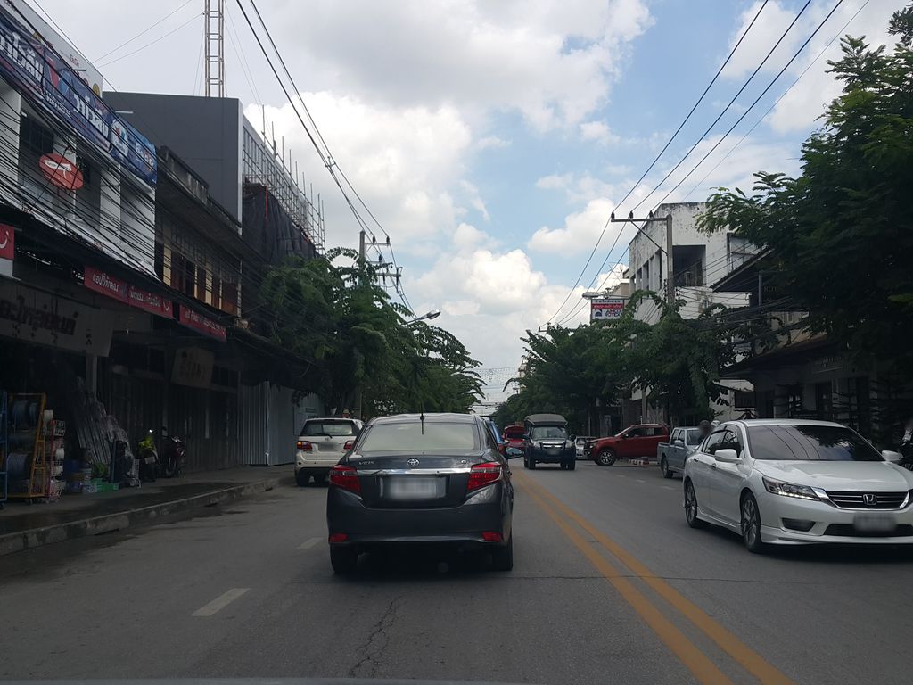 ภาพถนนตรงที่ Building A cafe ตั้งอยู่ ถ่ายโดย jrcarlsen พ.ศ. 2558 (2015) · A street-level view of where Building A cafe stands, by jrcarlsen in 2558 (2015)
