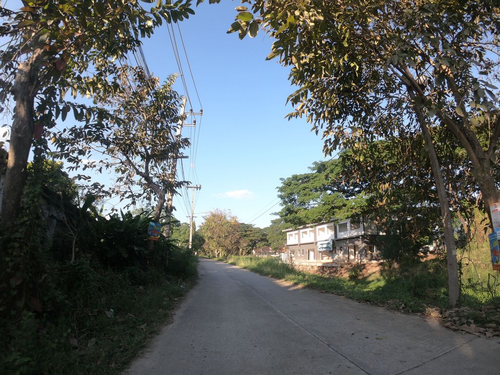 ภาพถนนตรงที่ สวนอาหารกระติบข้าว - บ่อตกปลาข้าวฟ่างเก่า ตั้งอยู่ ถ่ายโดย chanuwath_grab พ.ศ. 2562 (2019) · A street-level view of where สวนอาหารกระติบข้าว - บ่อตกปลาข้าวฟ่างเก่า · Ahan Kratip Khao - Bo Tokpla Khaofang Kao Garden stands, by chanuwath_grab in 2562 (2019)