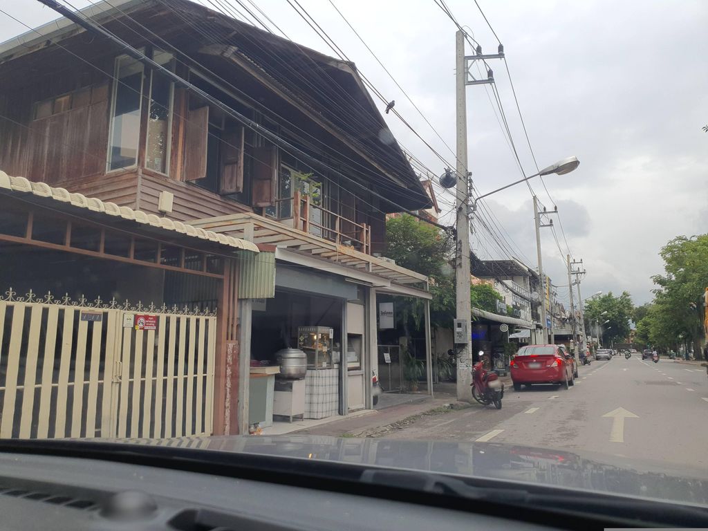 ภาพถนนตรงที่ M25 Motorbike Rental CM ตั้งอยู่ ถ่ายโดย jrcarlsen พ.ศ. 2566 (2023) · A street-level view of where M25 Motorbike Rental CM stands, by jrcarlsen in 2566 (2023)