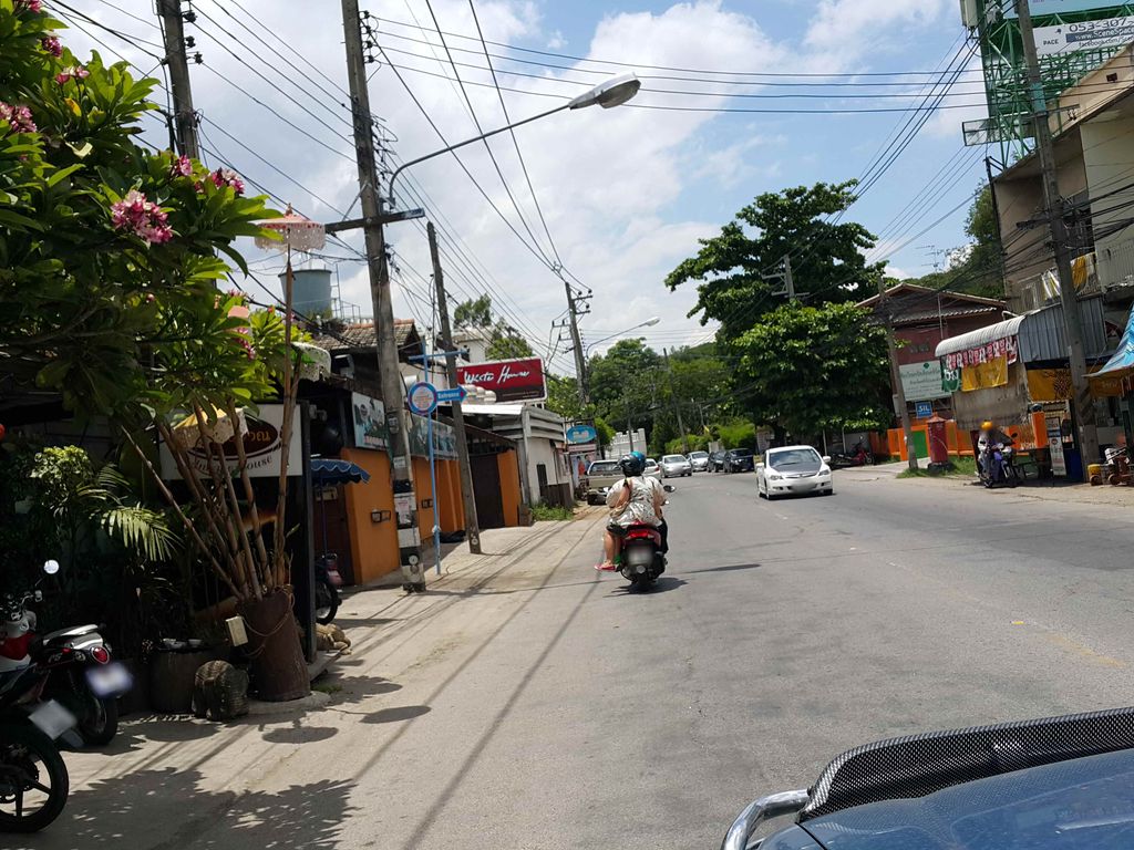 ภาพถนนตรงที่ สิรีทันตคลินิก ตั้งอยู่ ถ่ายโดย jrcarlsen พ.ศ. 2558 (2015) · A street-level view of where สิรีทันตคลินิก · Siri Thantakhlinik stands, by jrcarlsen in 2558 (2015)