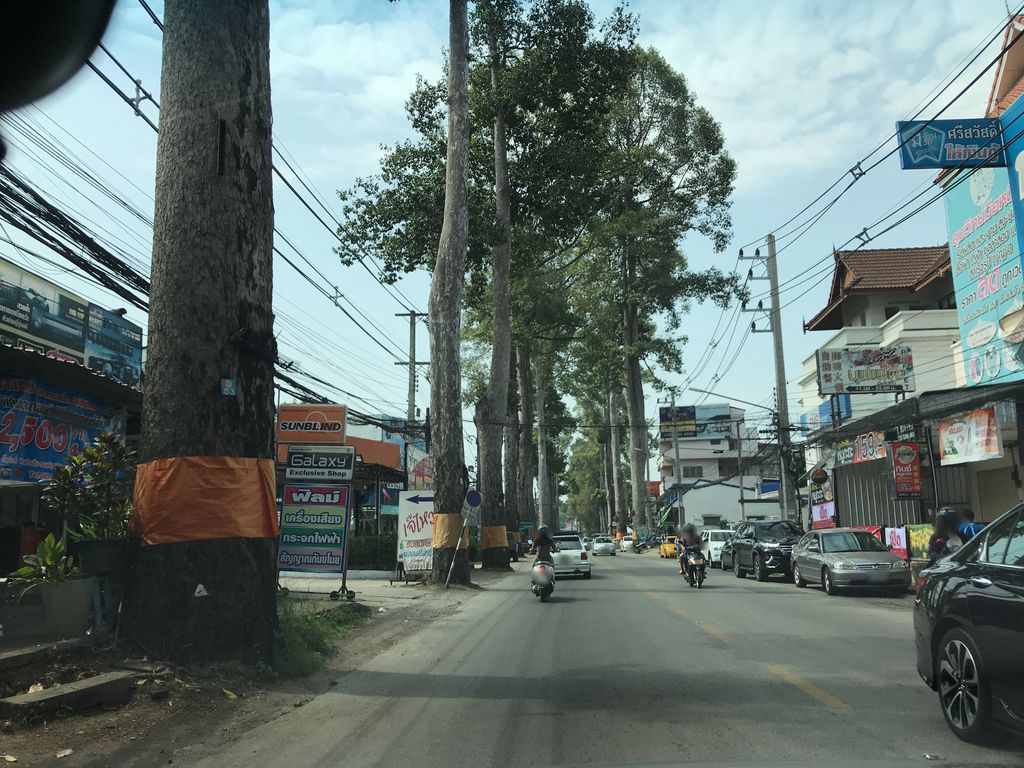 ภาพถนนตรงที่ Le Deli ตั้งอยู่ ถ่ายโดย prasert พ.ศ. 2561 (2018) · A street-level view of where Le Deli stands, by prasert in 2561 (2018)