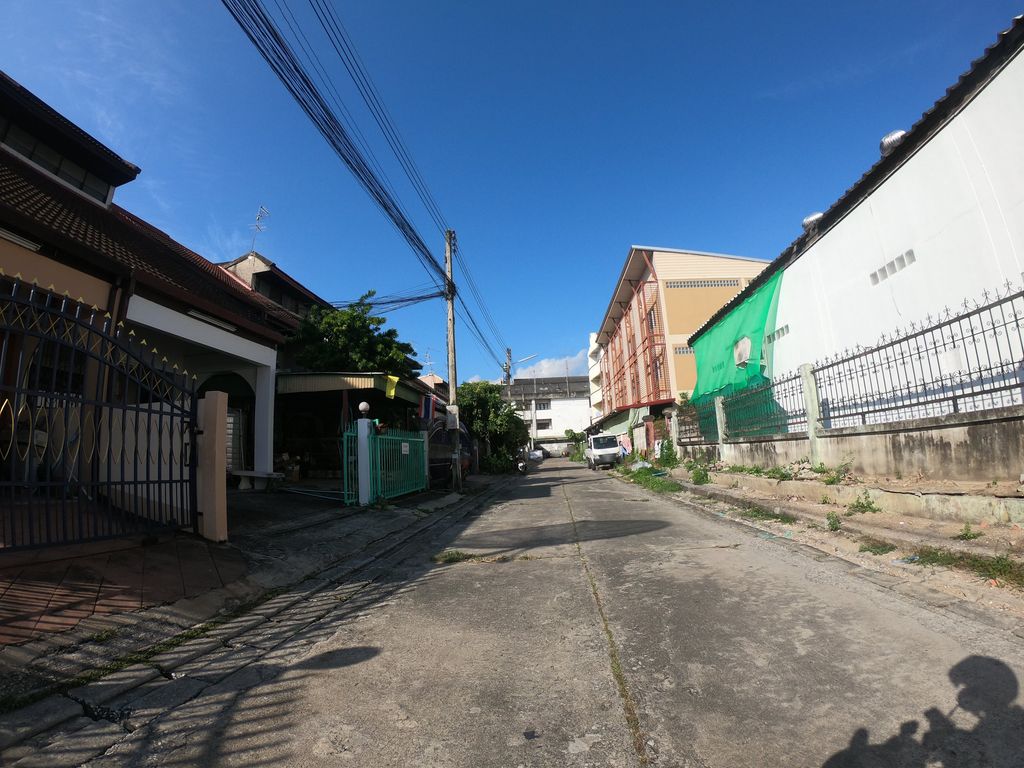 ภาพถนนตรงที่ เล็กคอร์ท ตั้งอยู่ ถ่ายโดย chanuwath_grab พ.ศ. 2562 (2019) · A street-level view of where เล็กคอร์ท · Lekkhot stands, by chanuwath_grab in 2562 (2019)