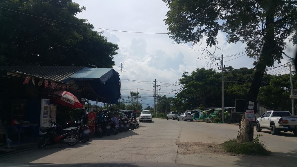 ภาพถนนตรงที่ ซ่งตีนไก่ ตั้งอยู่ ถ่ายโดย jrcarlsen พ.ศ. 2559 (2016) · A street-level view of where ซ่งตีนไก่ · Songtinkai stands, by jrcarlsen in 2559 (2016)
