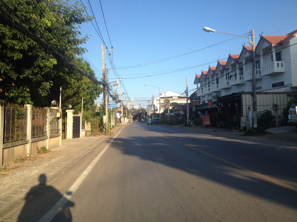 ภาพถนนตรงที่ FARM to HOME ตั้งอยู่ ถ่ายโดย jimwatana พ.ศ. 2558 (2015) · A street-level view of where FARM to HOME stands, by jimwatana in 2558 (2015)