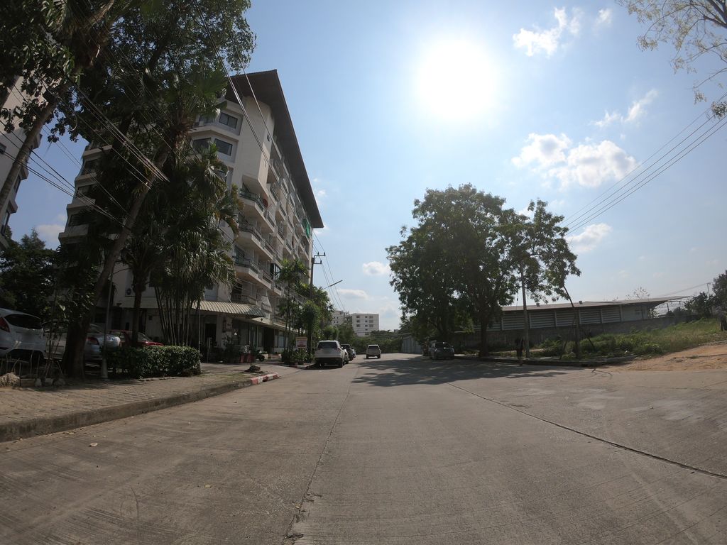 ภาพถนนตรงที่ ฮิลไซด์คอนโด 8 ตั้งอยู่ ถ่ายโดย chanuwath_grab พ.ศ. 2562 (2019) · A street-level view of where ฮิลไซด์คอนโด 8 · Hinsaikhondo 8 stands, by chanuwath_grab in 2562 (2019)