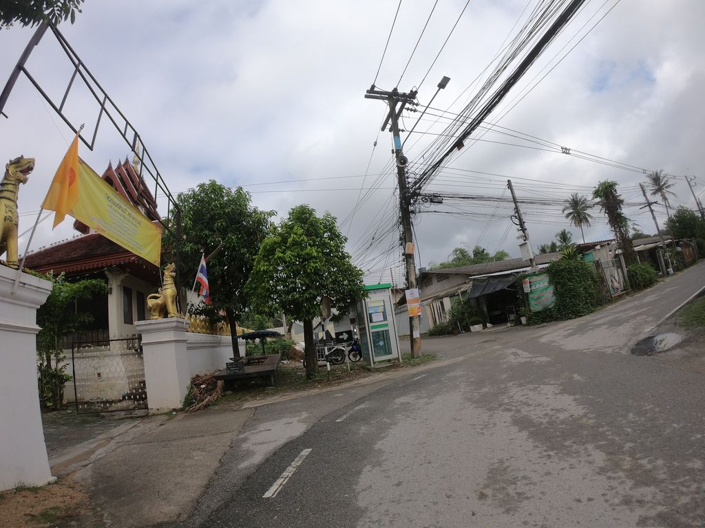 ภาพถนนตรงที่ วัดท่ากระดาษ ตั้งอยู่ ถ่ายโดย chanuwath_grab พ.ศ. 2562 (2019) · A street-level view of where วัดท่ากระดาษ · Wat Tha Kradat stands, by chanuwath_grab in 2562 (2019)