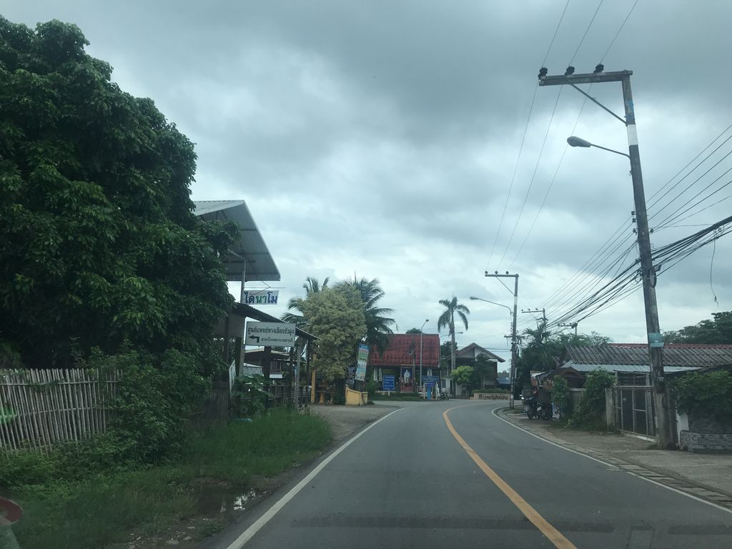 ภาพถนนตรงที่ ร้านเบียร์วุ้นมุมโค้ง ตั้งอยู่ ถ่ายโดย prasert พ.ศ. 2561 (2018) · A street-level view of where ร้านเบียร์วุ้นมุมโค้ง · Ran Beer Wun Mum Khong stands, by prasert in 2561 (2018)