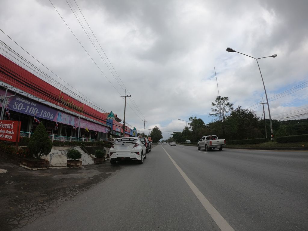 ภาพถนนตรงที่ เจ๊หล้าชุดและเครื่องหมายข้าราชการ พลเรือน ตั้งอยู่ ถ่ายโดย chanuwath_grab พ.ศ. 2562 (2019) · A street-level view of where เจ๊หล้าชุดและเครื่องหมายข้าราชการ พลเรือน · Che La Chut Lae Khrueangmai Kharatkan Phlaruean stands, by chanuwath_grab in 2562 (2019)