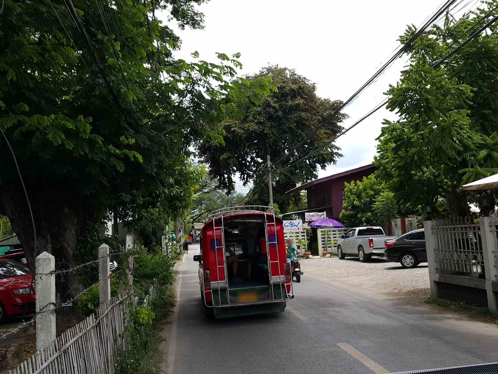 ภาพถนนตรงที่ Chiang Mai Gymkhana Club ตั้งอยู่ ถ่ายโดย jrcarlsen พ.ศ. 2558 (2015) · A street-level view of where Chiang Mai Gymkhana Club stands, by jrcarlsen in 2558 (2015)
