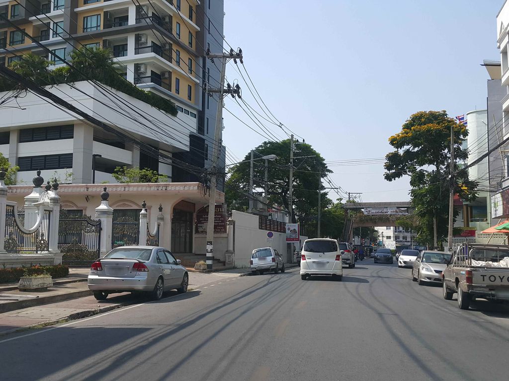 ภาพถนนตรงที่ ของกินของฝากช้างคลาน ตั้งอยู่ ถ่ายโดย jrcarlsen พ.ศ. 2558 (2015) · A street-level view of where ของกินของฝากช้างคลาน · Khongkinkhongfak Chang Khlan stands, by jrcarlsen in 2558 (2015)