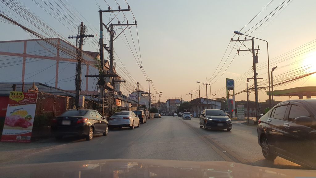 ภาพถนนตรงที่ Bighead barber shop สาขา2 ตั้งอยู่ ถ่ายโดย jrcarlsen พ.ศ. 2566 (2023) · A street-level view of where Bighead barber shop สาขา2 stands, by jrcarlsen in 2566 (2023)