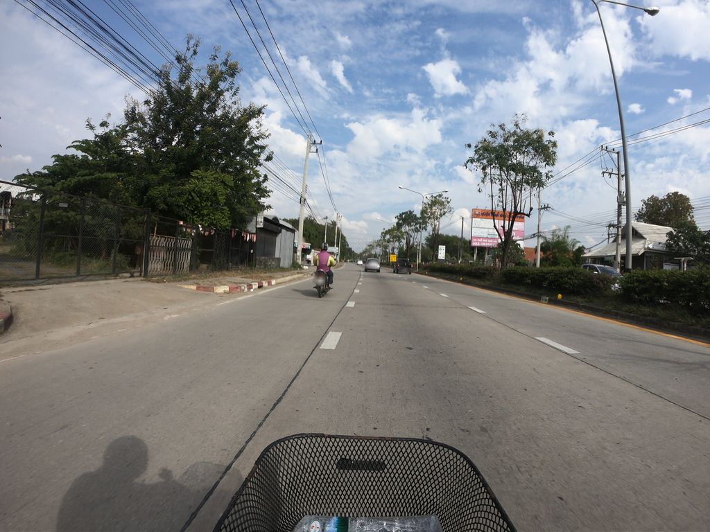 ภาพถนนตรงที่ Dragon Boat Coffee ตั้งอยู่ ถ่ายโดย chanuwath_grab พ.ศ. 2562 (2019) · A street-level view of where Dragon Boat Coffee stands, by chanuwath_grab in 2562 (2019)