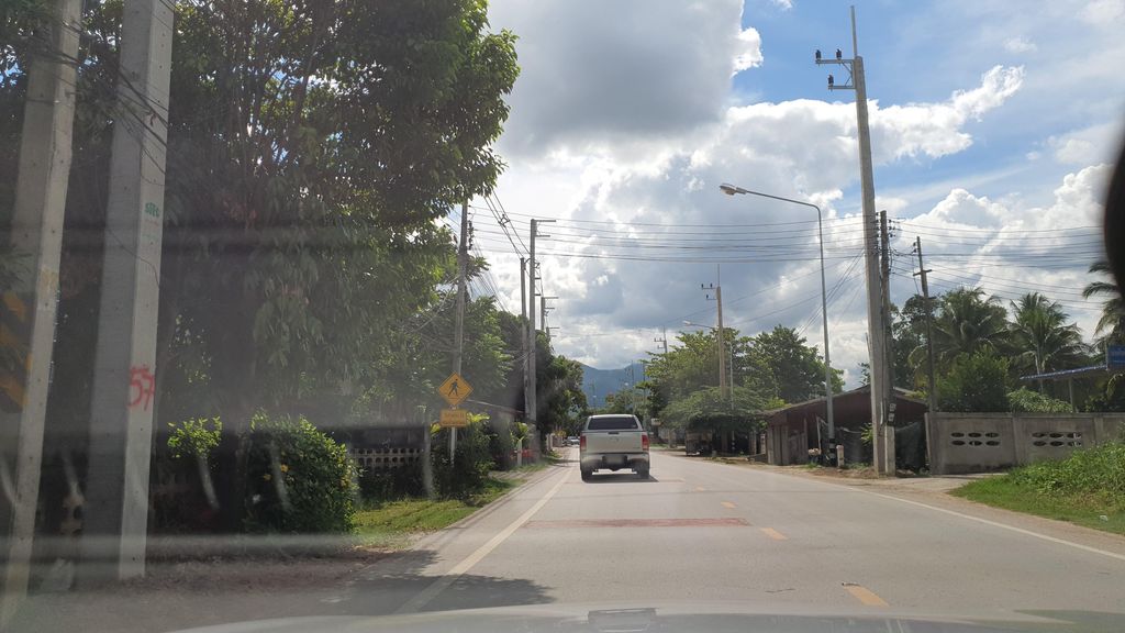 ภาพถนนตรงที่ ครัวคุ้มเงินคุ้มทอง ตั้งอยู่ ถ่ายโดย jrcarlsen พ.ศ. 2564 (2021) · A street-level view of where ครัวคุ้มเงินคุ้มทอง · Khrua Khumngoen Khum Thong stands, by jrcarlsen in 2564 (2021)
