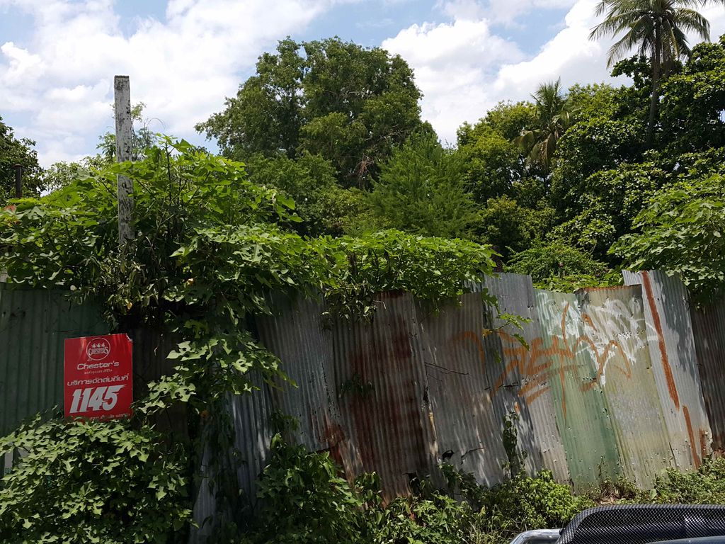 ภาพถนนตรงที่ I-River Chiangmai ตั้งอยู่ ถ่ายโดย jrcarlsen พ.ศ. 2558 (2015) · A street-level view of where I-River Chiangmai stands, by jrcarlsen in 2558 (2015)
