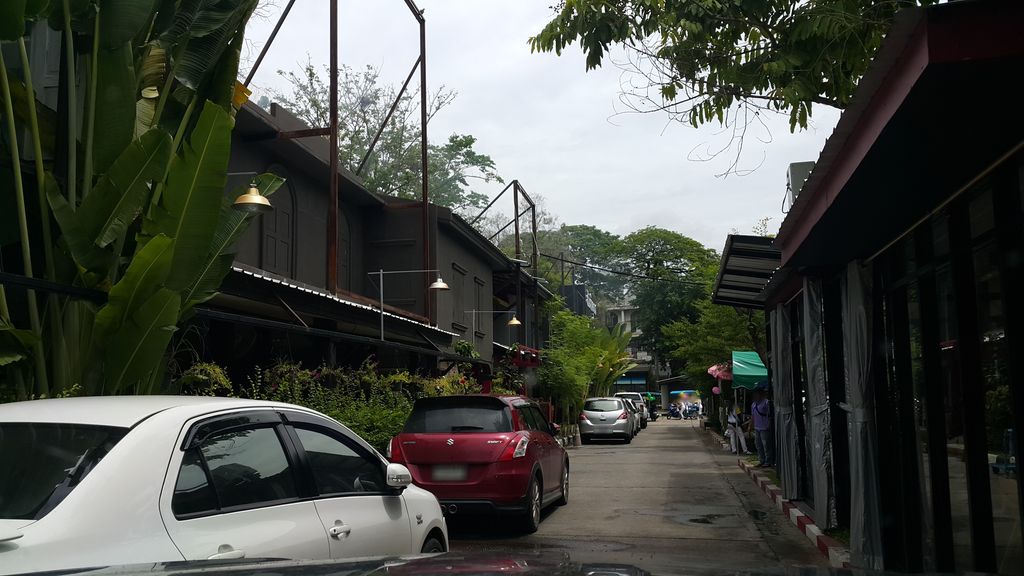 ภาพถนนตรงที่ Training Box Chiang Mai New Born ตั้งอยู่ ถ่ายโดย jrcarlsen พ.ศ. 2559 (2016) · A street-level view of where Training Box Chiang Mai New Born stands, by jrcarlsen in 2559 (2016)