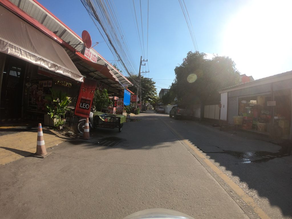 ภาพถนนตรงที่ Minimal Bar ตั้งอยู่ ถ่ายโดย chanuwath_grab พ.ศ. 2562 (2019) · A street-level view of where Minimal Bar stands, by chanuwath_grab in 2562 (2019)