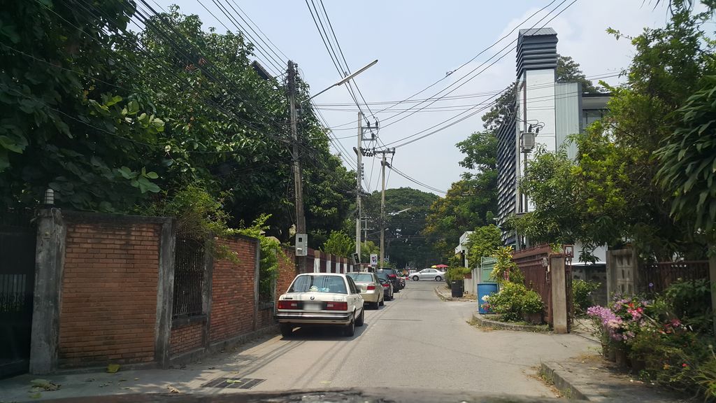 ภาพถนนตรงที่ Big Tree Boutique Hotel ตั้งอยู่ ถ่ายโดย jrcarlsen พ.ศ. 2560 (2017) · A street-level view of where Big Tree Boutique Hotel stands, by jrcarlsen in 2560 (2017)