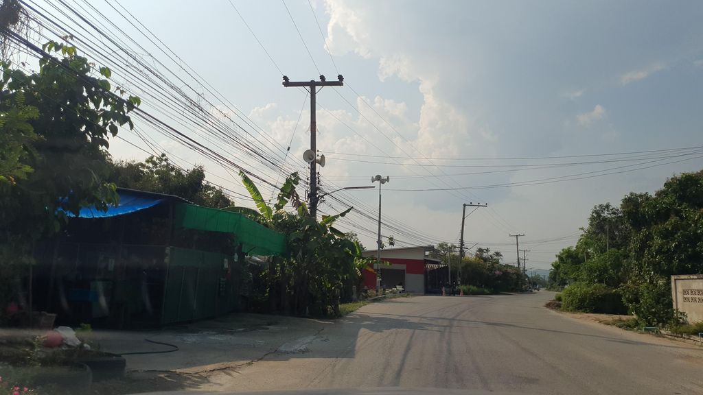 ภาพถนนตรงที่ ทิพย์ธัญญาผ้าทอ ตั้งอยู่ ถ่ายโดย jrcarlsen พ.ศ. 2565 (2022) · A street-level view of where ทิพย์ธัญญาผ้าทอ · Thip Thanya Phata stands, by jrcarlsen in 2565 (2022)