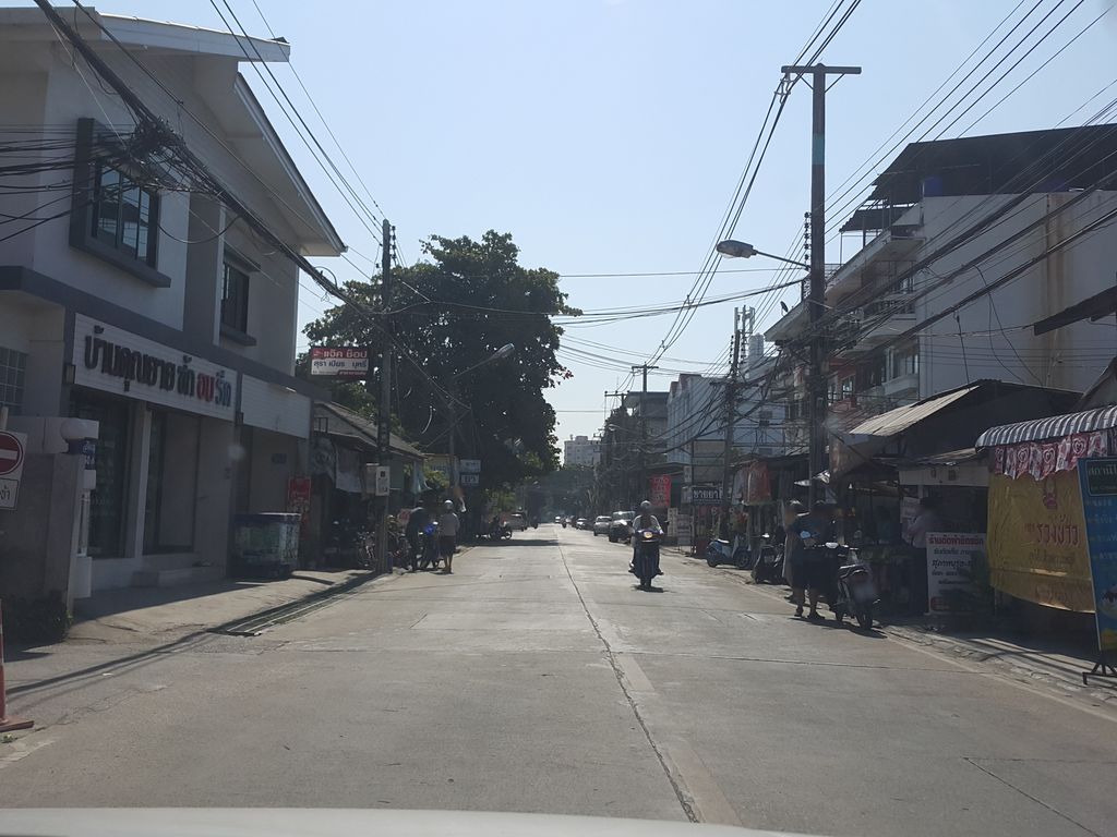 ภาพถนนตรงที่ QUEEN Academy สถาบันปรับบุคลิกภาพ ตั้งอยู่ ถ่ายโดย jrcarlsen พ.ศ. 2558 (2015) · A street-level view of where QUEEN Academy สถาบันปรับบุคลิกภาพ stands, by jrcarlsen in 2558 (2015)