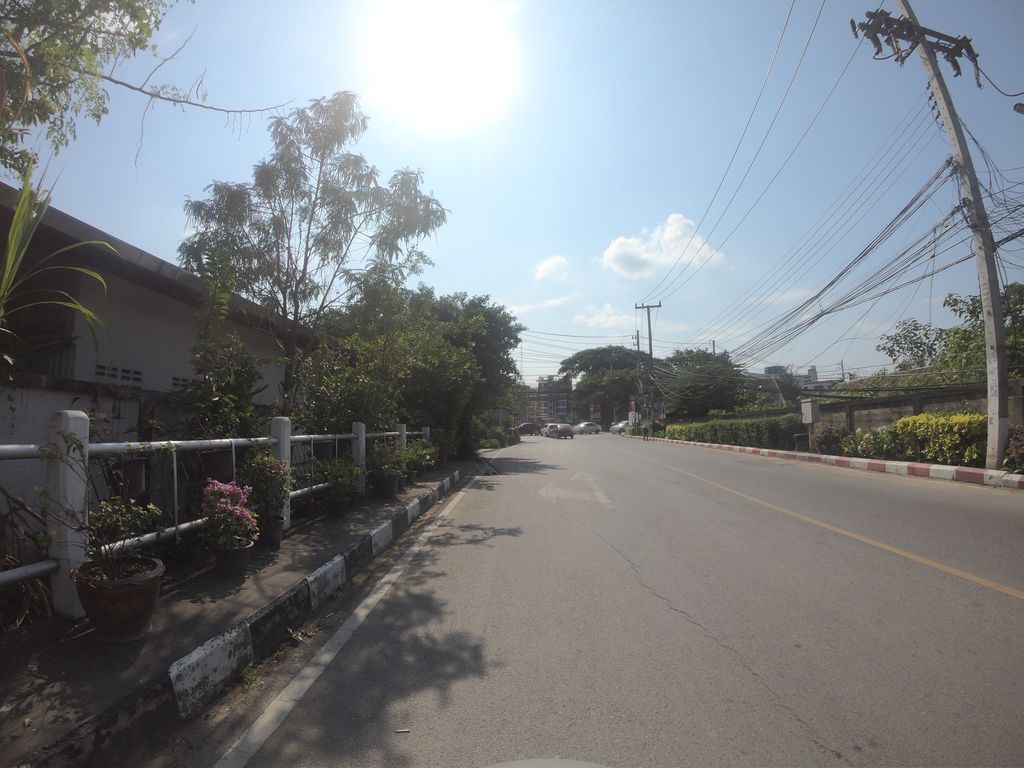 ภาพถนนตรงที่ Gondor Guesthouse ตั้งอยู่ ถ่ายโดย chanuwath_grab พ.ศ. 2562 (2019) · A street-level view of where Gondor Guesthouse stands, by chanuwath_grab in 2562 (2019)