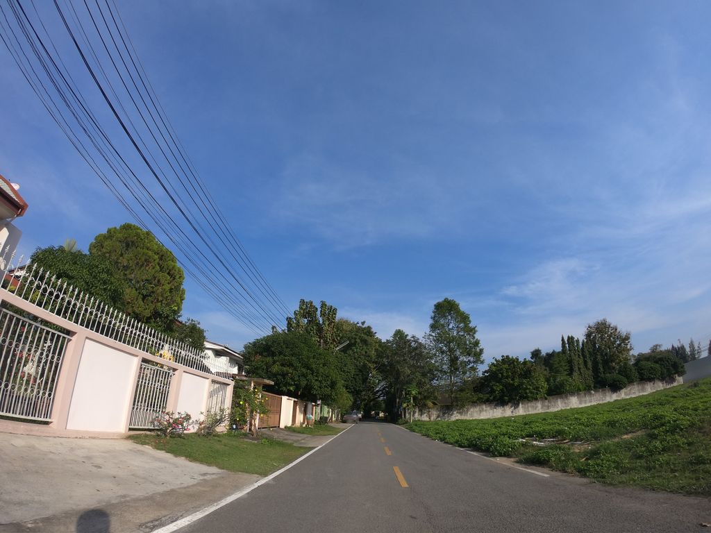 ภาพถนนตรงที่ Huay Kaew Clinic ตั้งอยู่ ถ่ายโดย chanuwath_grab พ.ศ. 2562 (2019) · A street-level view of where Huay Kaew Clinic stands, by chanuwath_grab in 2562 (2019)
