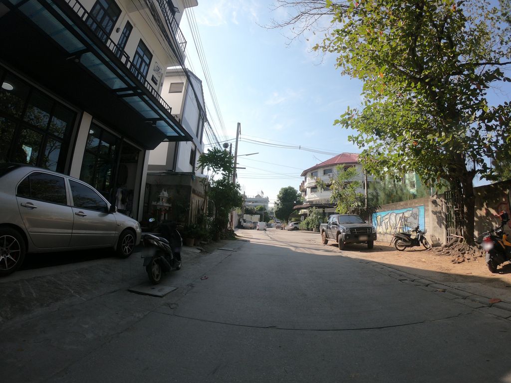 ภาพถนนตรงที่ ร้านอาหาร ก๋วยเตี๋ยวเนื้อลุงปัน ตั้งอยู่ ถ่ายโดย chanuwath_grab พ.ศ. 2562 (2019) · A street-level view of where ร้านอาหาร ก๋วยเตี๋ยวเนื้อลุงปัน · Kuai Tiaonuea Lung Pan Restaurant stands, by chanuwath_grab in 2562 (2019)