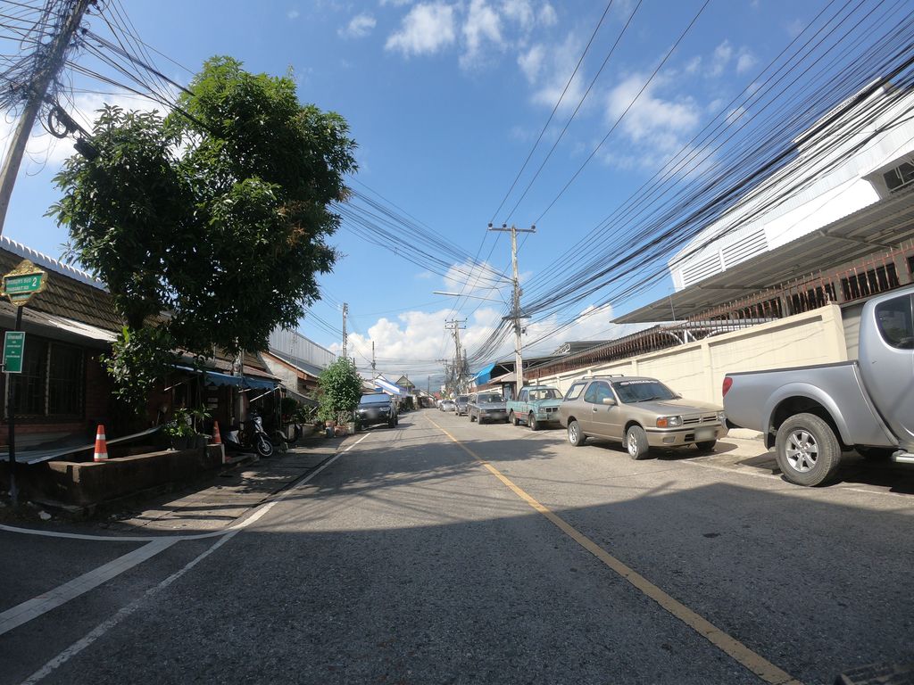 ภาพถนนตรงที่ ร้านกิ๊กซาลอน ตั้งอยู่ ถ่ายโดย chanuwath_grab พ.ศ. 2562 (2019) · A street-level view of where ร้านกิ๊กซาลอน · Ran Kik Salon stands, by chanuwath_grab in 2562 (2019)